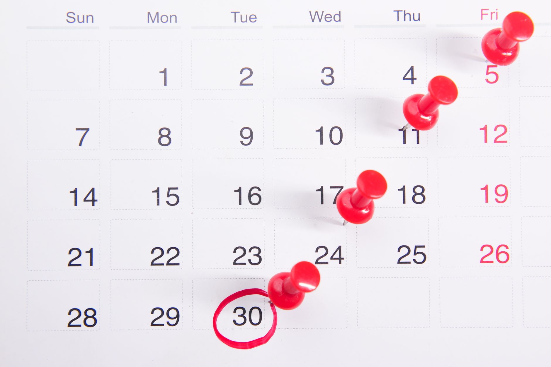 Kalender og planlægningsnoter på et bord